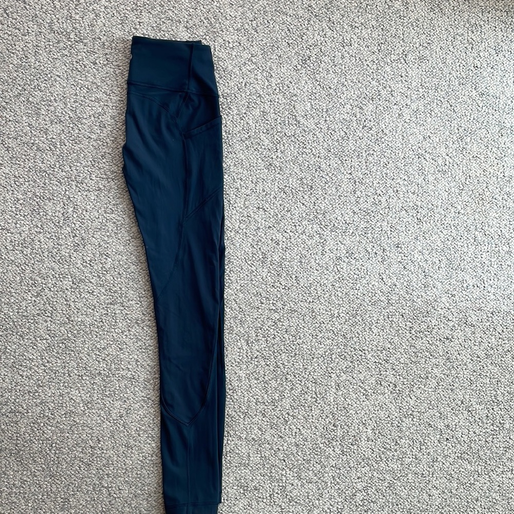 Lululemon 28” legging in blue. Sz 6 - Picture 4 of 5